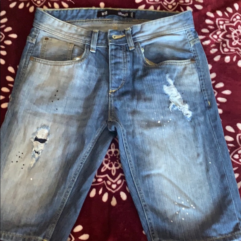 Men’s Denim & Co distressed denim shorts. Size W30